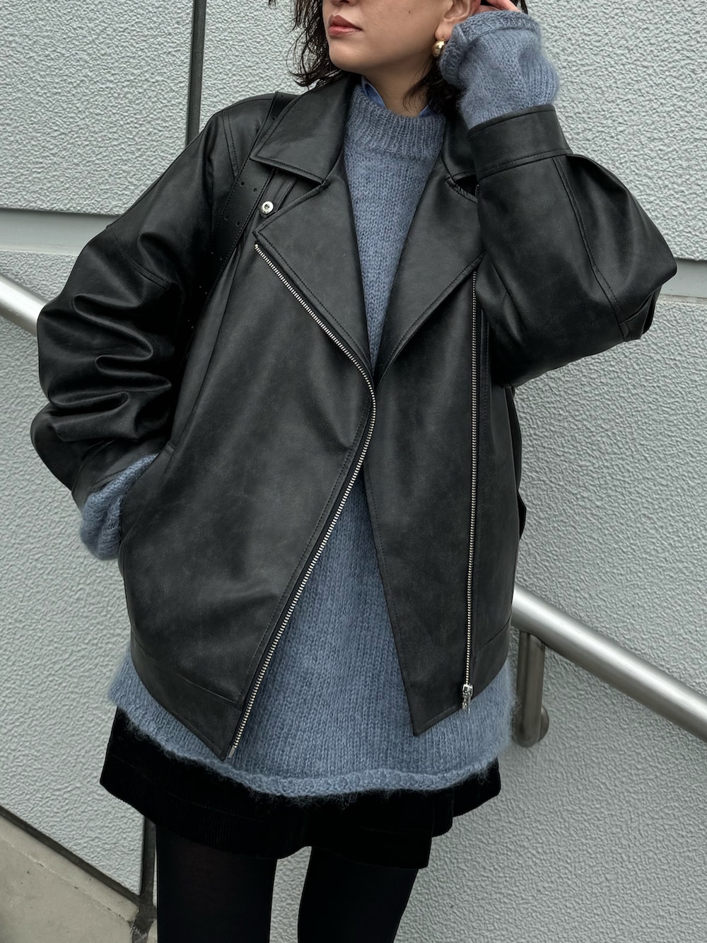 ブラック系のブルゾンを着用したレディースの冬コーディネートの4枚目の写真