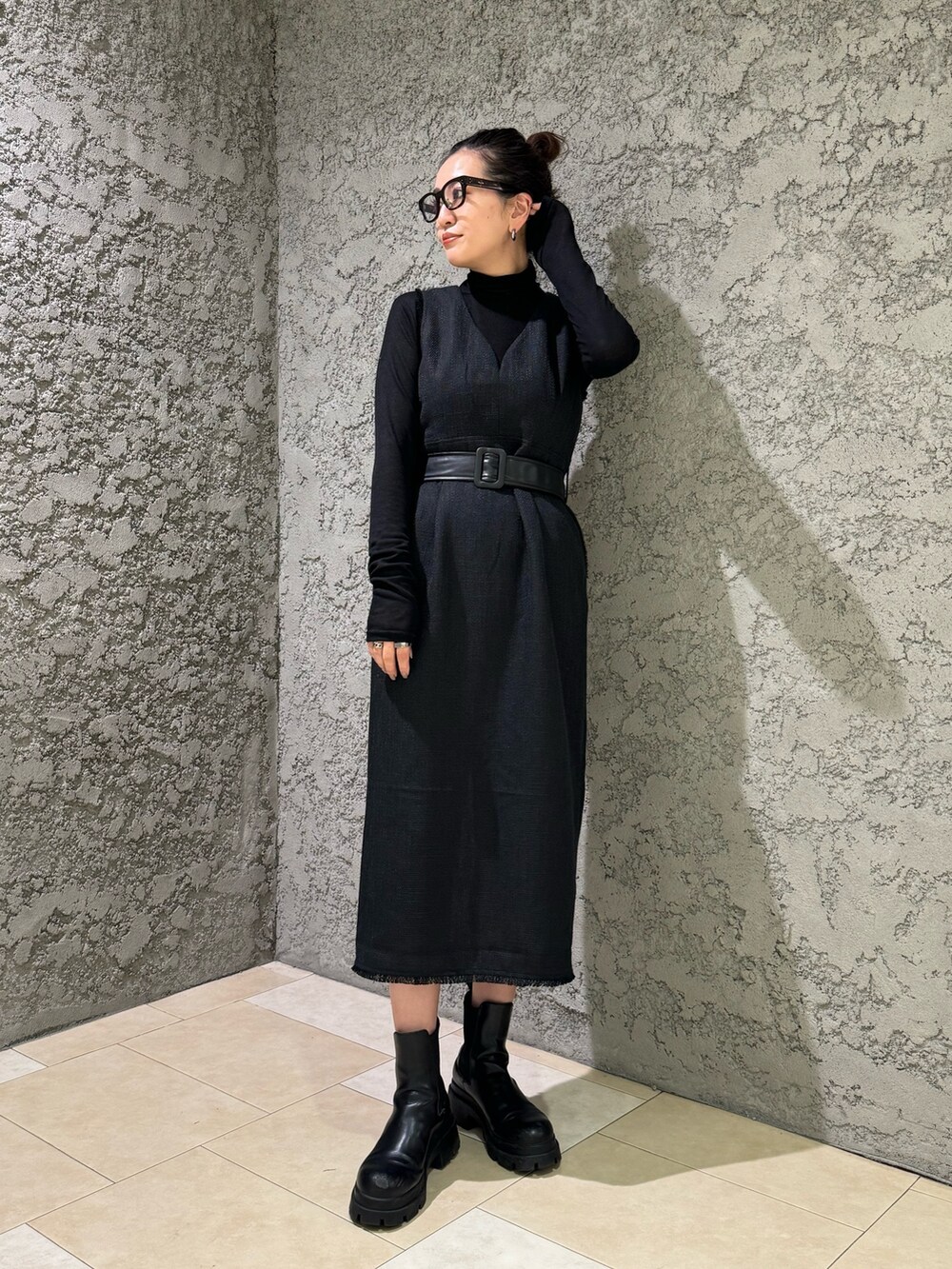 ブラック系のTシャツ/カットソー、ブラック系のワンピースを着用したレディースの冬コーディネートの3枚目の写真