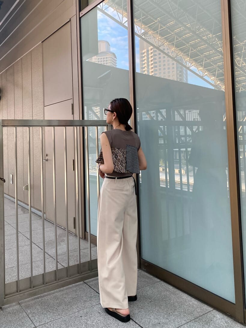 ホワイト系のその他パンツ、ベージュ系のサンダル、グレー系のTシャツ/カットソーを着用したレディースの夏コーディネートの2枚目の写真