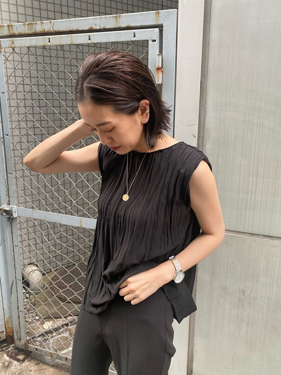 ブラック系のサンダル、ブラック系のシャツ/ブラウス、ブラック系のスラックスを着用したレディースの夏コーディネートの4枚目の写真