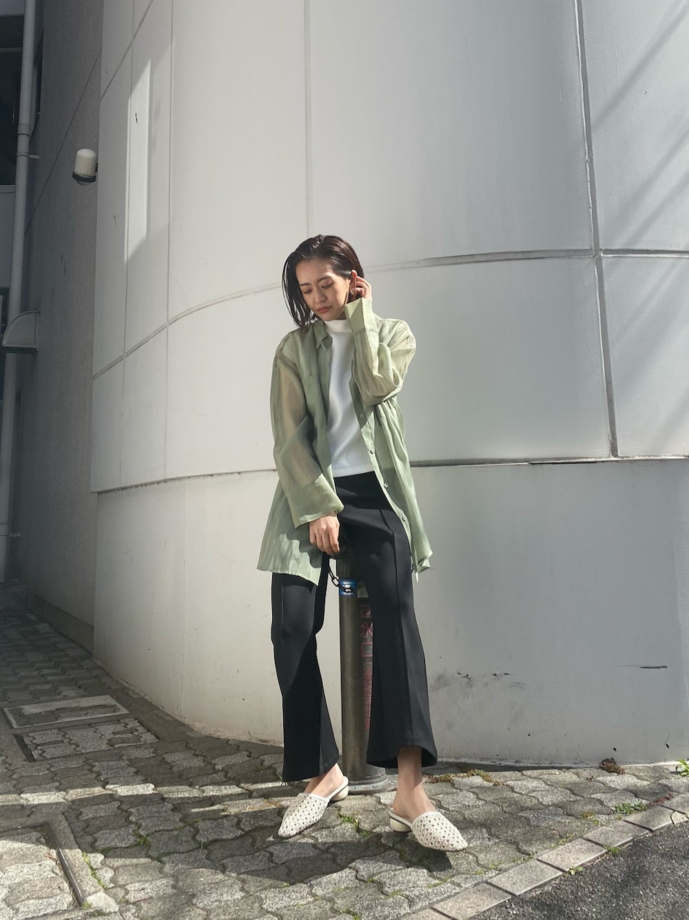 ホワイト系のサンダル、ホワイト系のTシャツ/カットソー、ベージュ系のシャツ/ブラウスを着用したレディースの春コーディネートの2枚目の写真