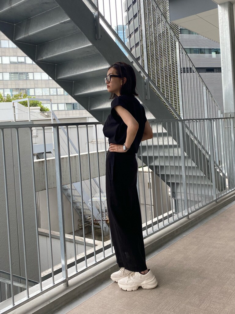 ブラック系のスカート、ブラック系のタンクトップを着用したレディースの夏コーディネートの5枚目の写真