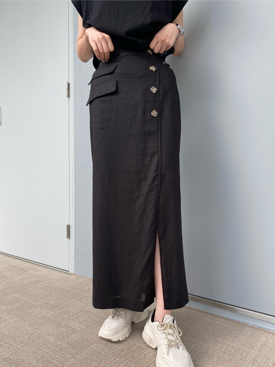 ブラック系のスカート、ブラック系のタンクトップを着用したレディースの夏コーディネートの4枚目の写真