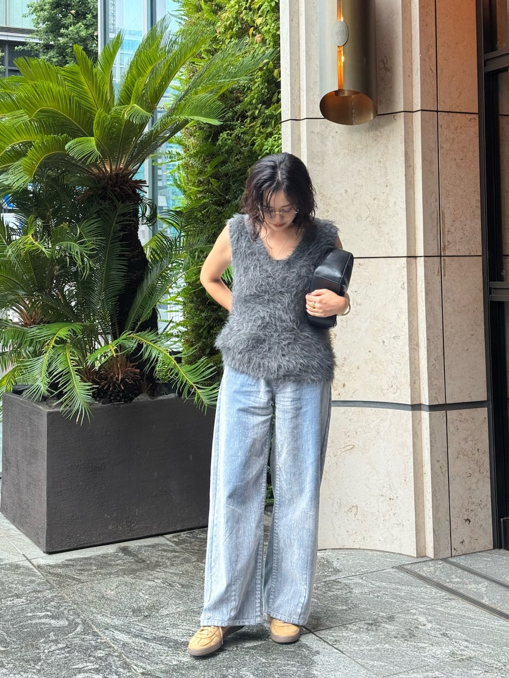 グレー系のデニムパンツを着用したレディースの秋コーディネートの3枚目の写真