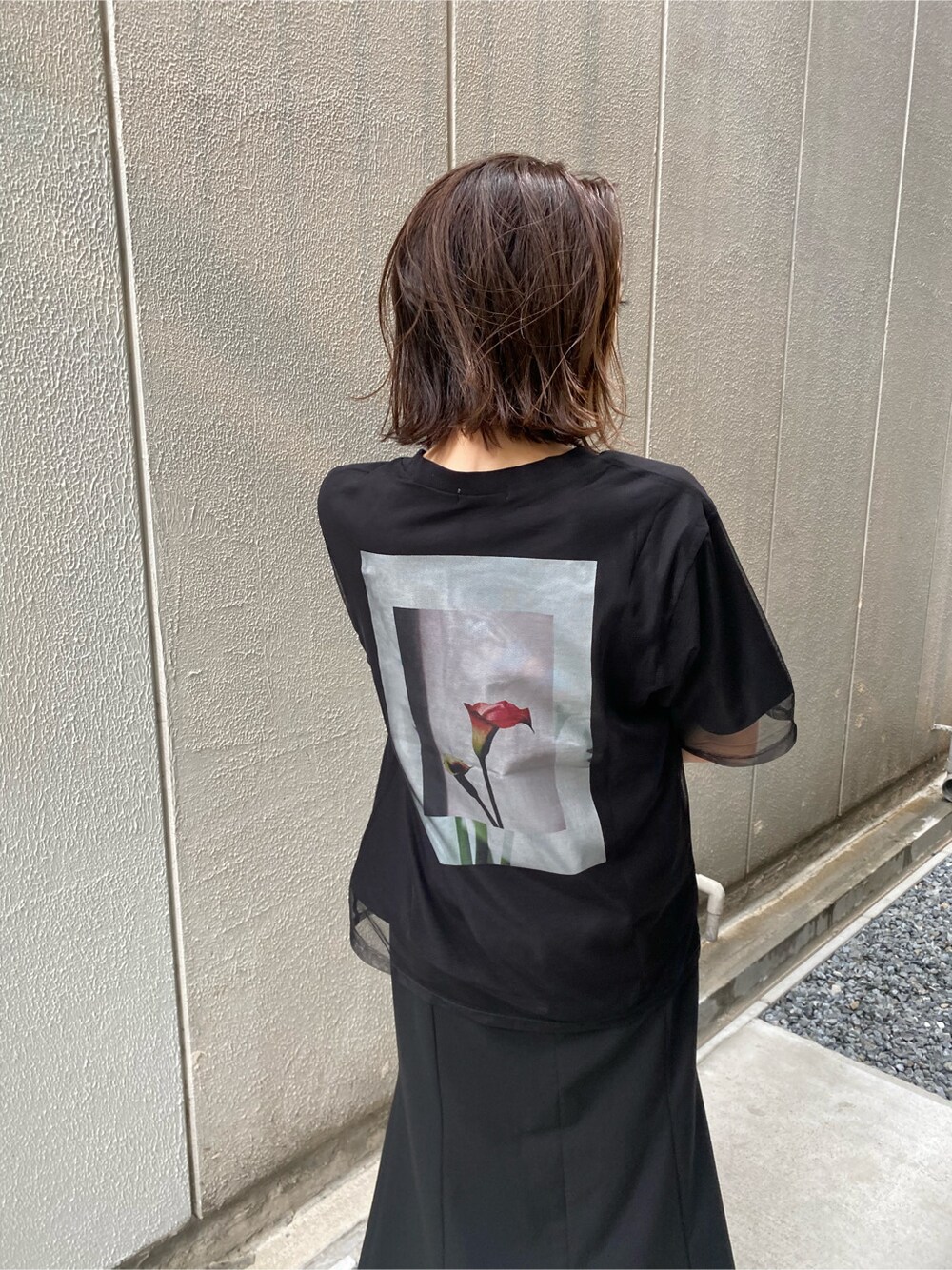 ブラック系のサンダル、ブラック系のTシャツ/カットソーを着用したレディースの春コーディネートの4枚目の写真