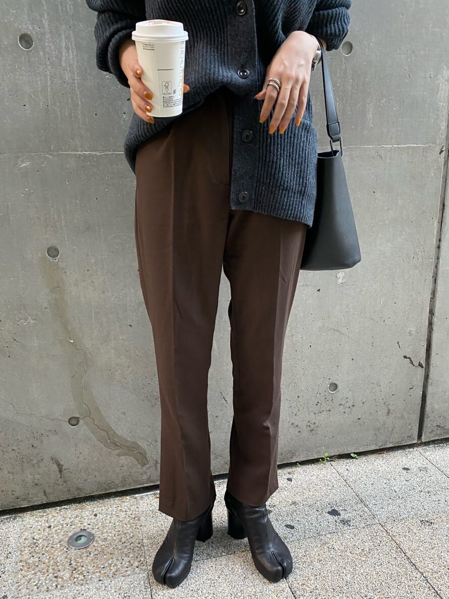 ブラウン系のその他パンツを着用したレディースの秋コーディネートの5枚目の写真
