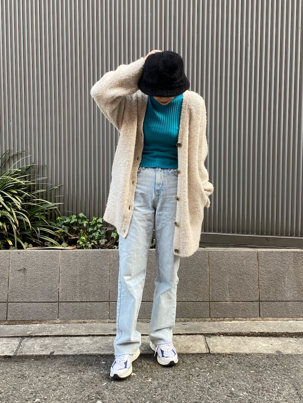 ホワイト系のカーディガン/ボレロ、ブルー系のニット/セーターを着用したレディースの冬コーディネートの2枚目の写真