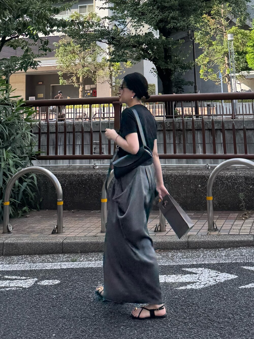 グレー系のスカートを着用したレディースの夏コーディネートの2枚目の写真