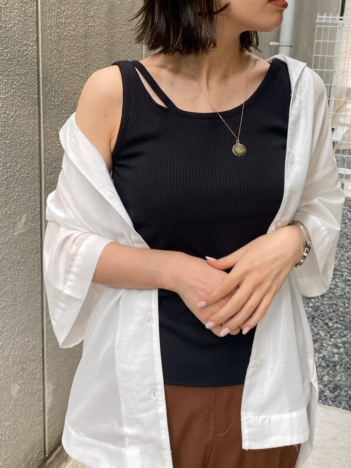 ホワイト系のシャツ/ブラウス、ブラック系のサンダル、ブラック系のTシャツ/カットソーを着用したレディースの夏コーディネートの4枚目の写真