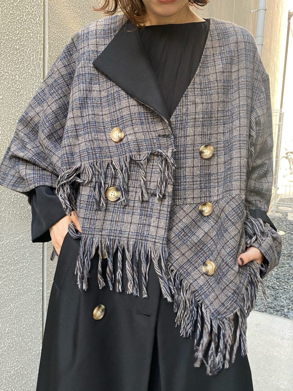 ブラック系のトレンチコートを着用したレディースの夏コーディネートの5枚目の写真