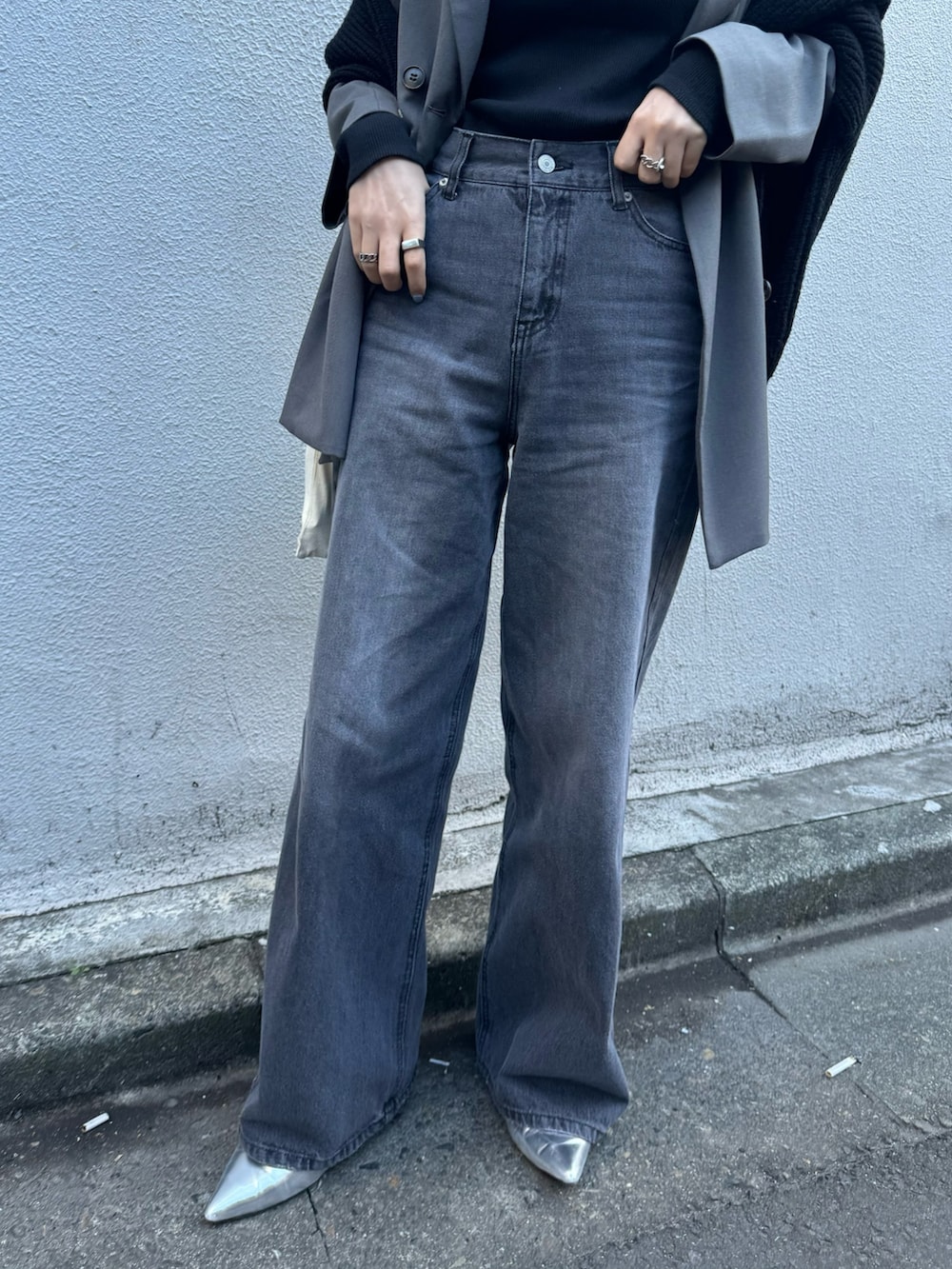 ブラック系のデニムパンツを着用したレディースの春コーディネートの4枚目の写真