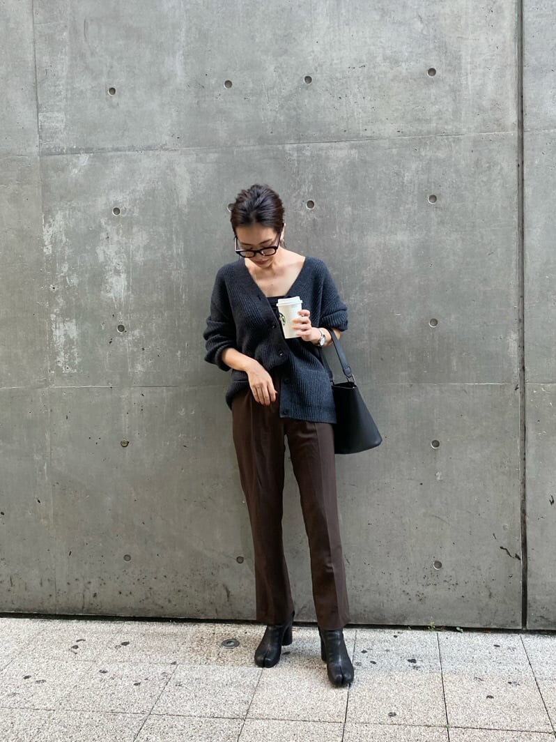 ブラウン系のその他パンツを着用したレディースの秋コーディネートの4枚目の写真