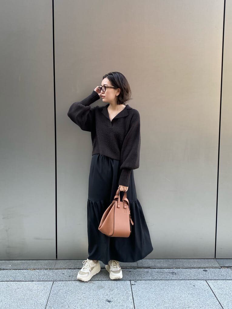 ブラック系のスカート、ブラック系のニット/セーターを着用したレディースの冬コーディネートの2枚目の写真