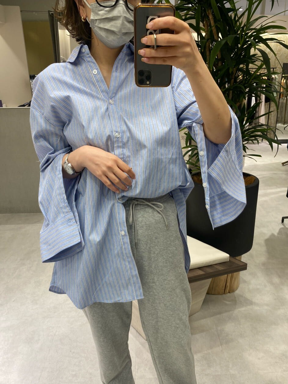 ブラック系のサンダル、その他のシャツ/ブラウスを着用したレディースの春コーディネートの3枚目の写真