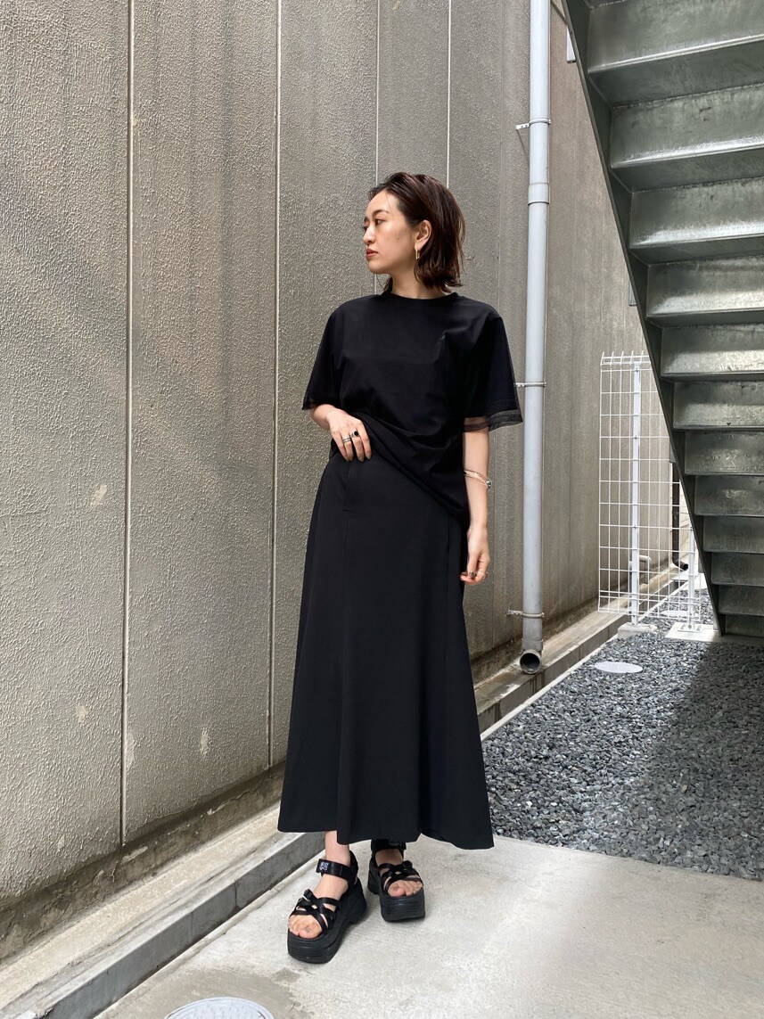ブラック系のサンダル、ブラック系のTシャツ/カットソーを着用したレディースの春コーディネートの3枚目の写真
