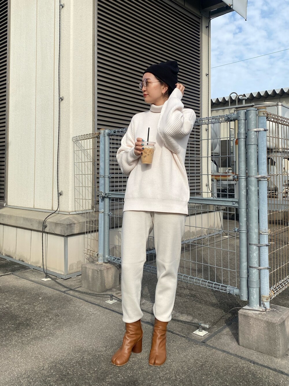 ホワイト系のニット/セーター、ホワイト系のニット/セーターを着用したレディースの冬コーディネートの2枚目の写真