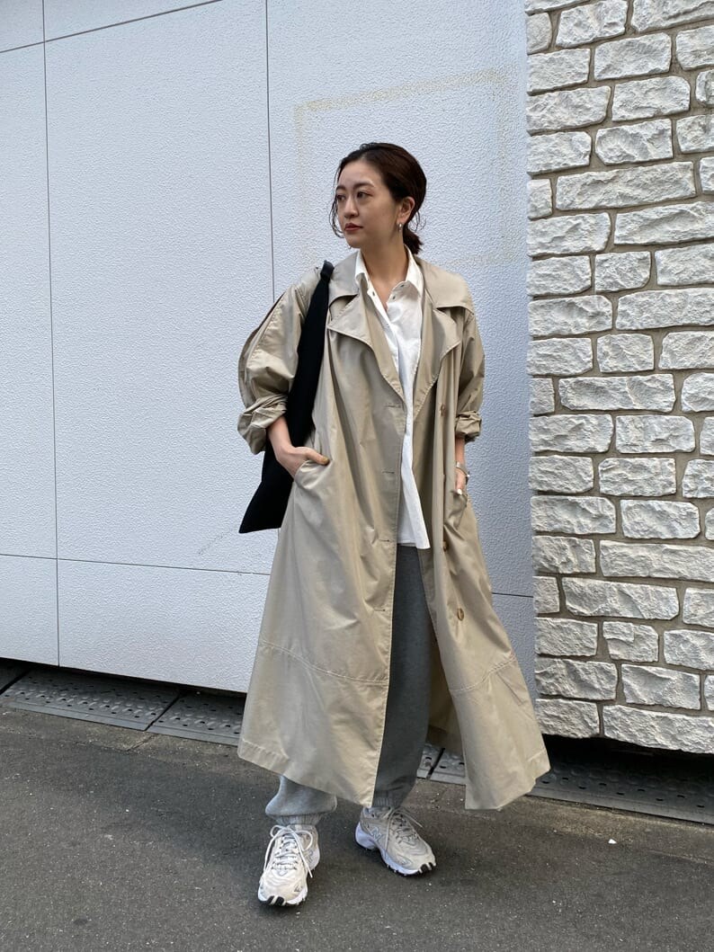 ベージュ系のトレンチコートを着用したレディースの春コーディネートの4枚目の写真