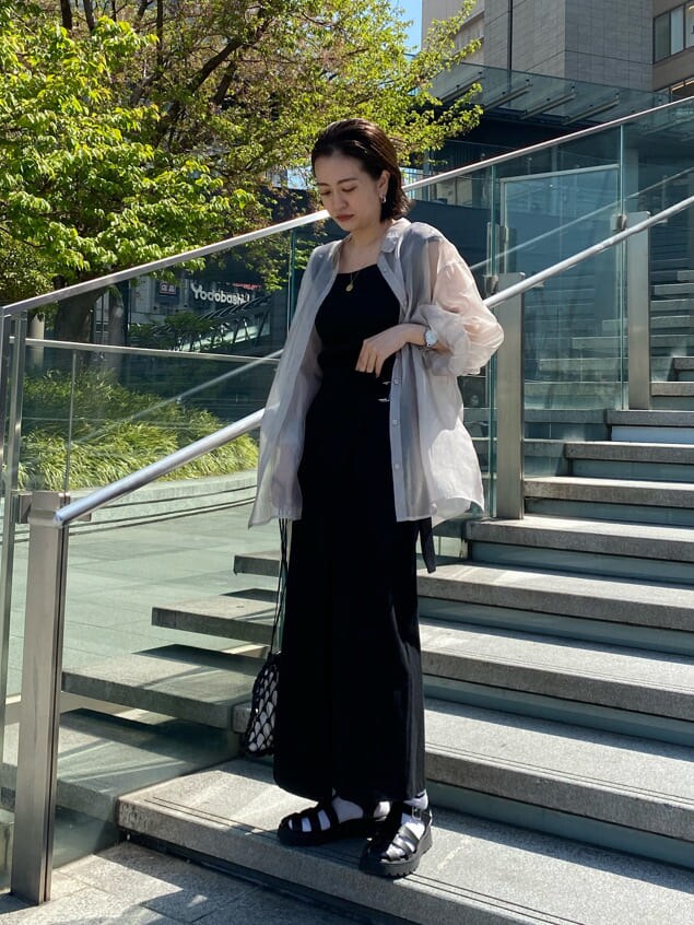 ブラック系のハンドバッグ、ブラック系のタンクトップ、グレー系のシャツ/ブラウスを着用したレディースの春コーディネートの3枚目の写真