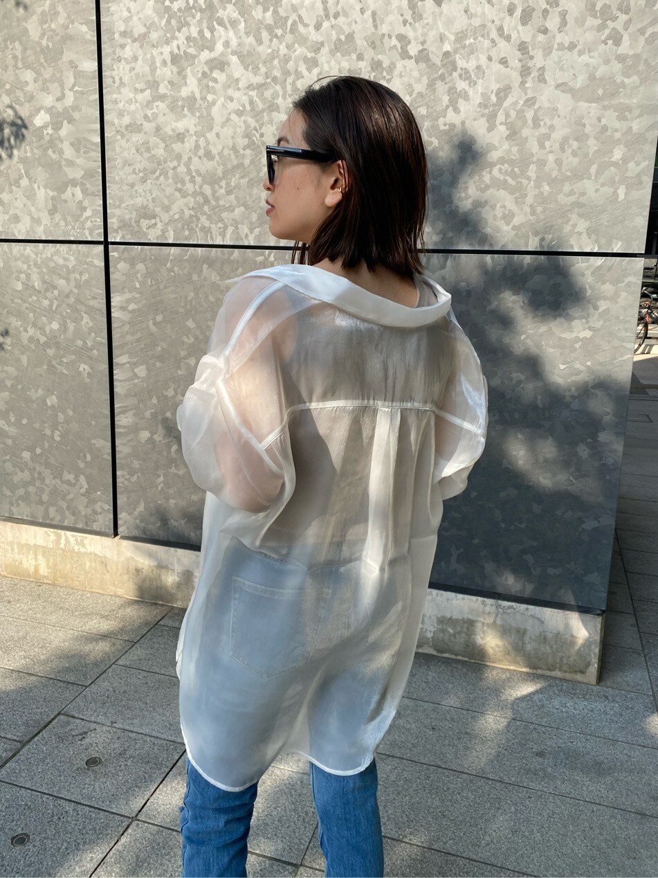 ホワイト系のサンダル、ブルー系のデニムパンツ、ベージュ系のニット/セーターを着用したレディースの春コーディネートの5枚目の写真