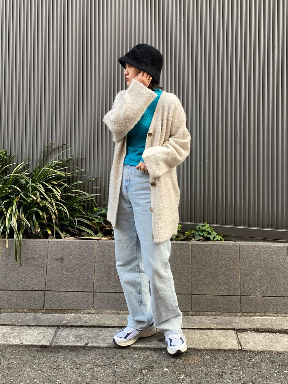 ホワイト系のカーディガン/ボレロ、ブルー系のニット/セーターを着用したレディースの冬コーディネートの3枚目の写真