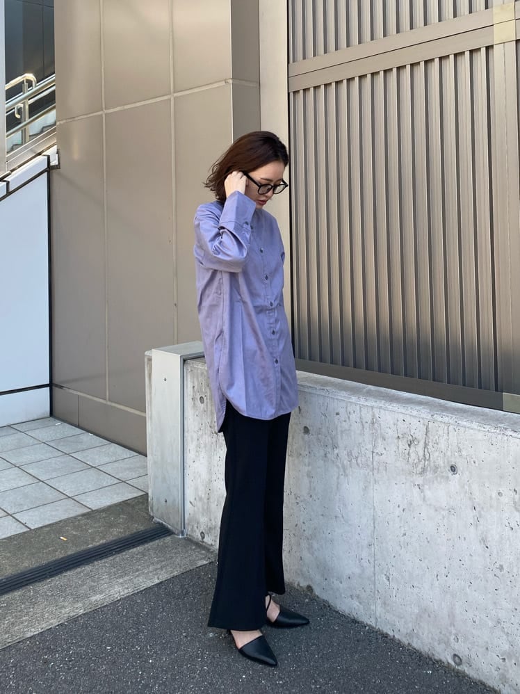 ブラック系のその他パンツ、ブラック系のパンプス、パープル系のシャツ/ブラウスを着用したレディースの秋コーディネートの2枚目の写真