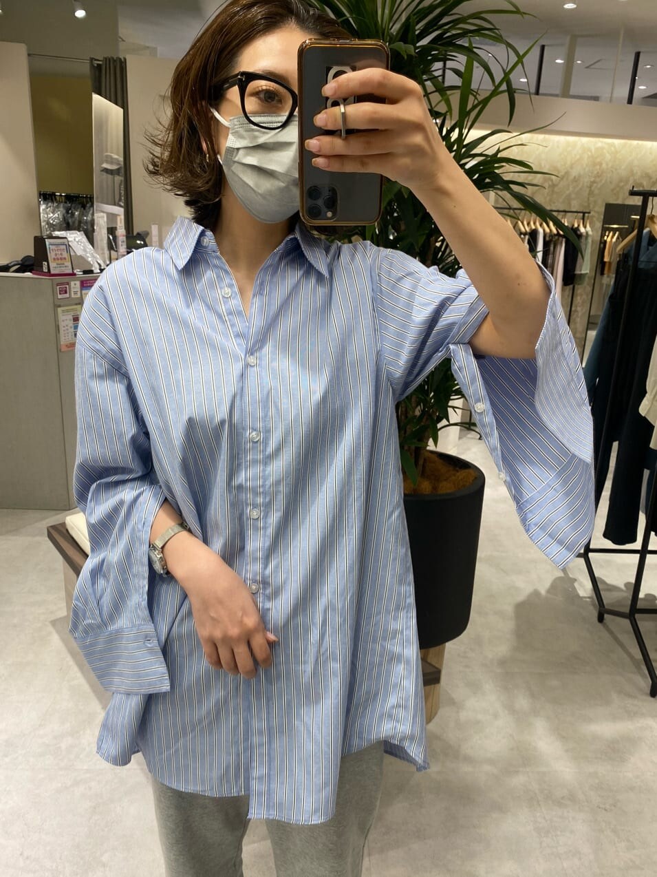 ブラック系のサンダル、その他のシャツ/ブラウスを着用したレディースの春コーディネートの4枚目の写真