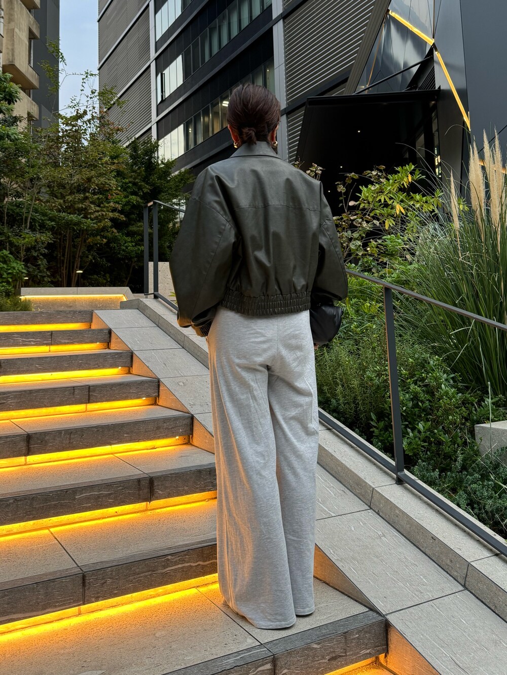 グリーン系のブルゾンを着用したレディースの秋コーディネートの3枚目の写真