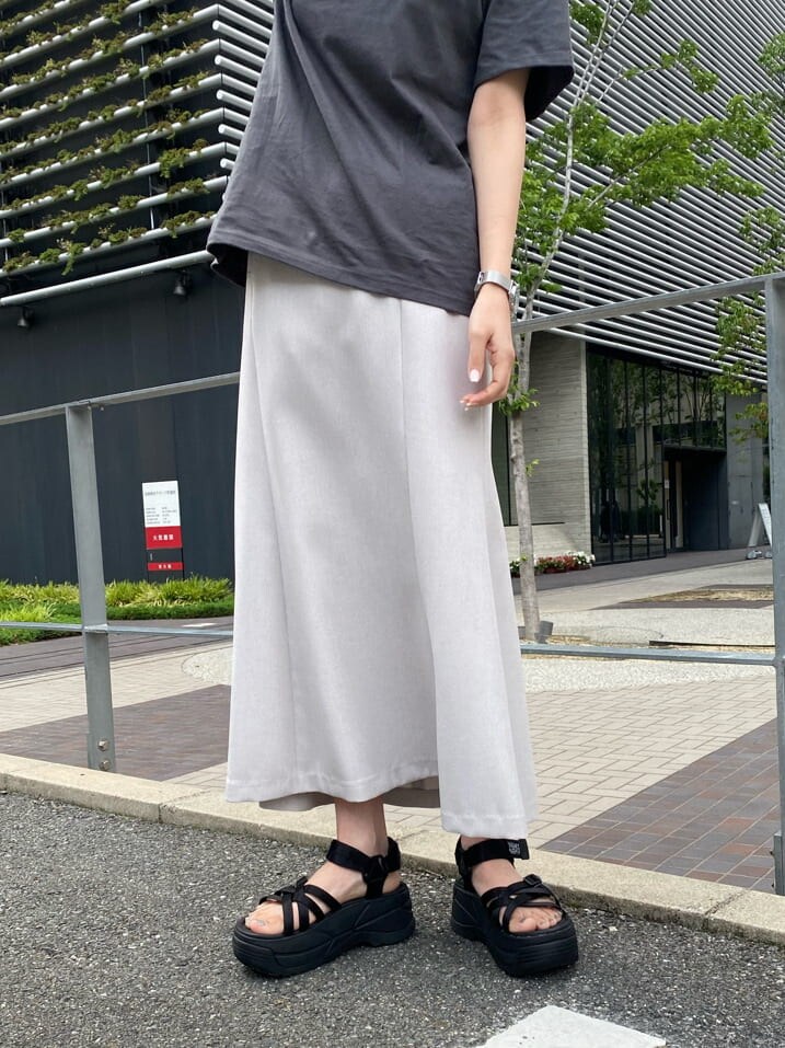 ブラック系のサンダル、ホワイト系のスカート、グレー系のTシャツ/カットソーを着用したレディースの夏コーディネートの5枚目の写真