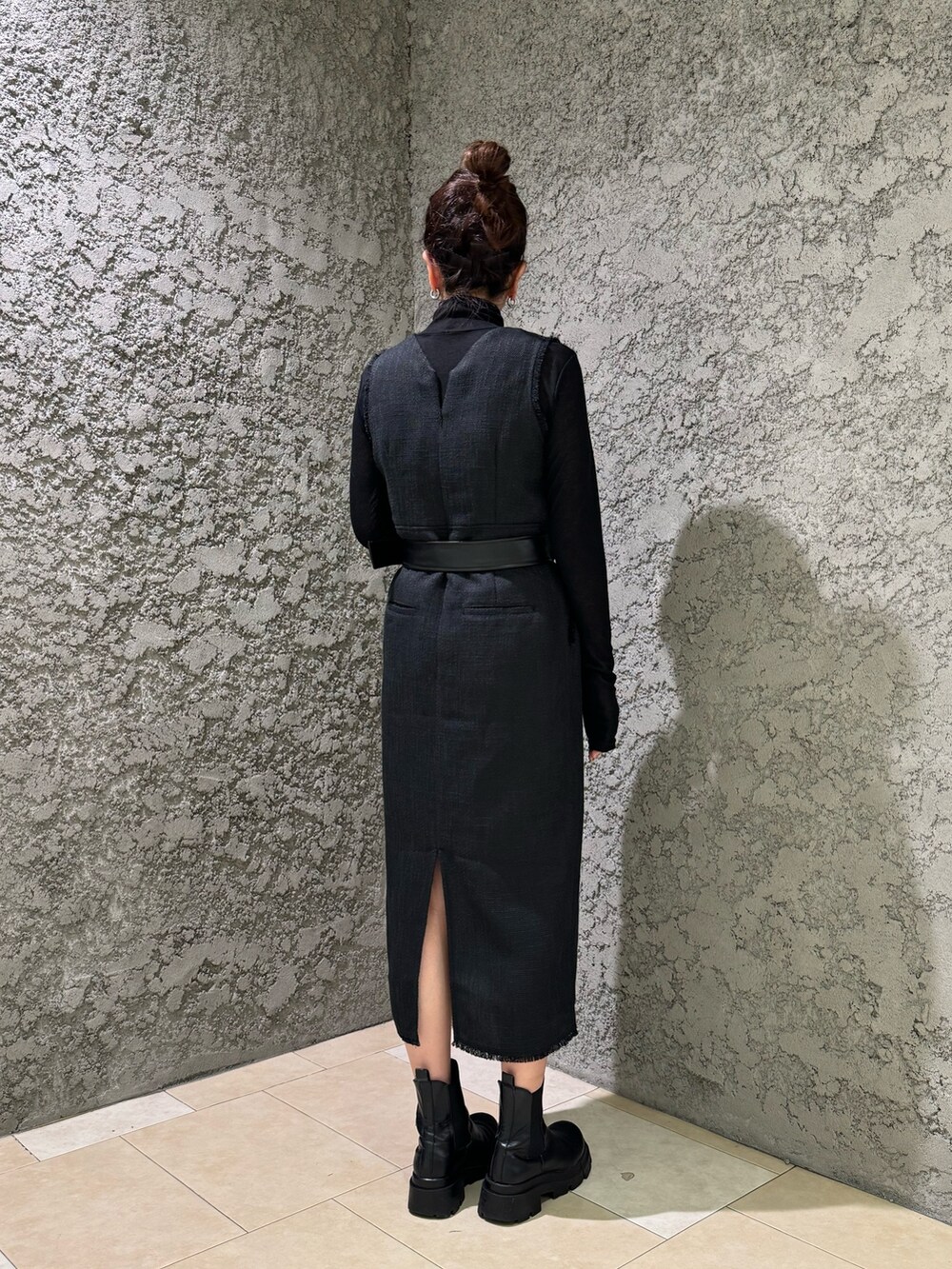 ブラック系のTシャツ/カットソー、ブラック系のワンピースを着用したレディースの冬コーディネートの4枚目の写真