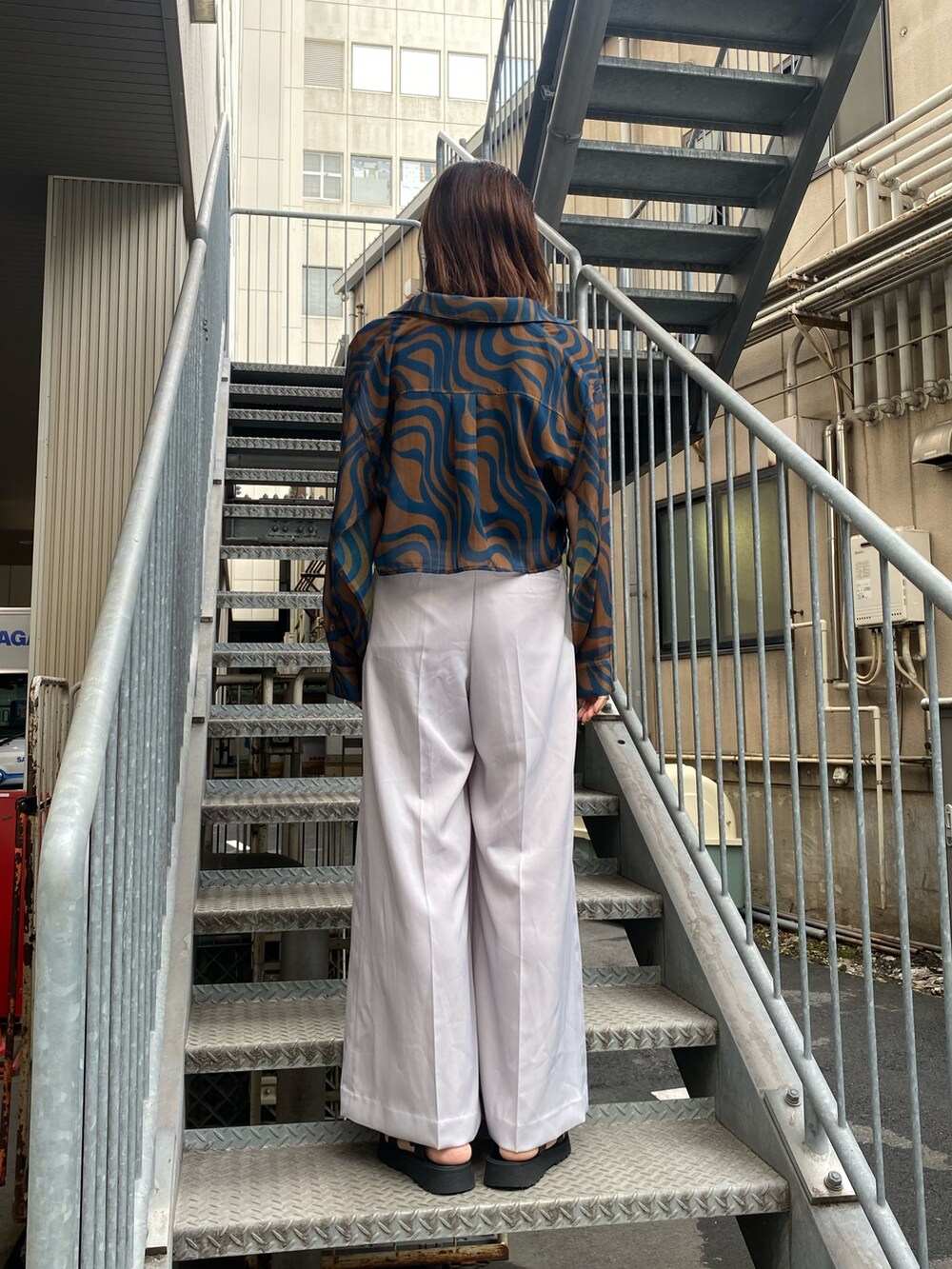 グレー系のその他パンツ、ブルー系のシャツ/ブラウス、ブラック系のタンクトップを着用したレディースの夏コーディネートの3枚目の写真