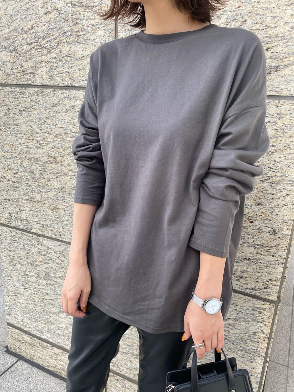 ブラック系のブーツ、ブラック系のハンドバッグ、グレー系のTシャツ/カットソーを着用したレディースの秋コーディネートの4枚目の写真