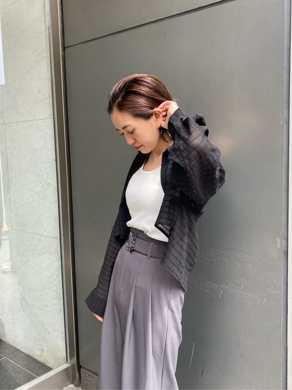 グレー系のその他パンツ、ブラック系のサンダル、ブラック系のシャツ/ブラウスを着用したレディースの夏コーディネートの4枚目の写真