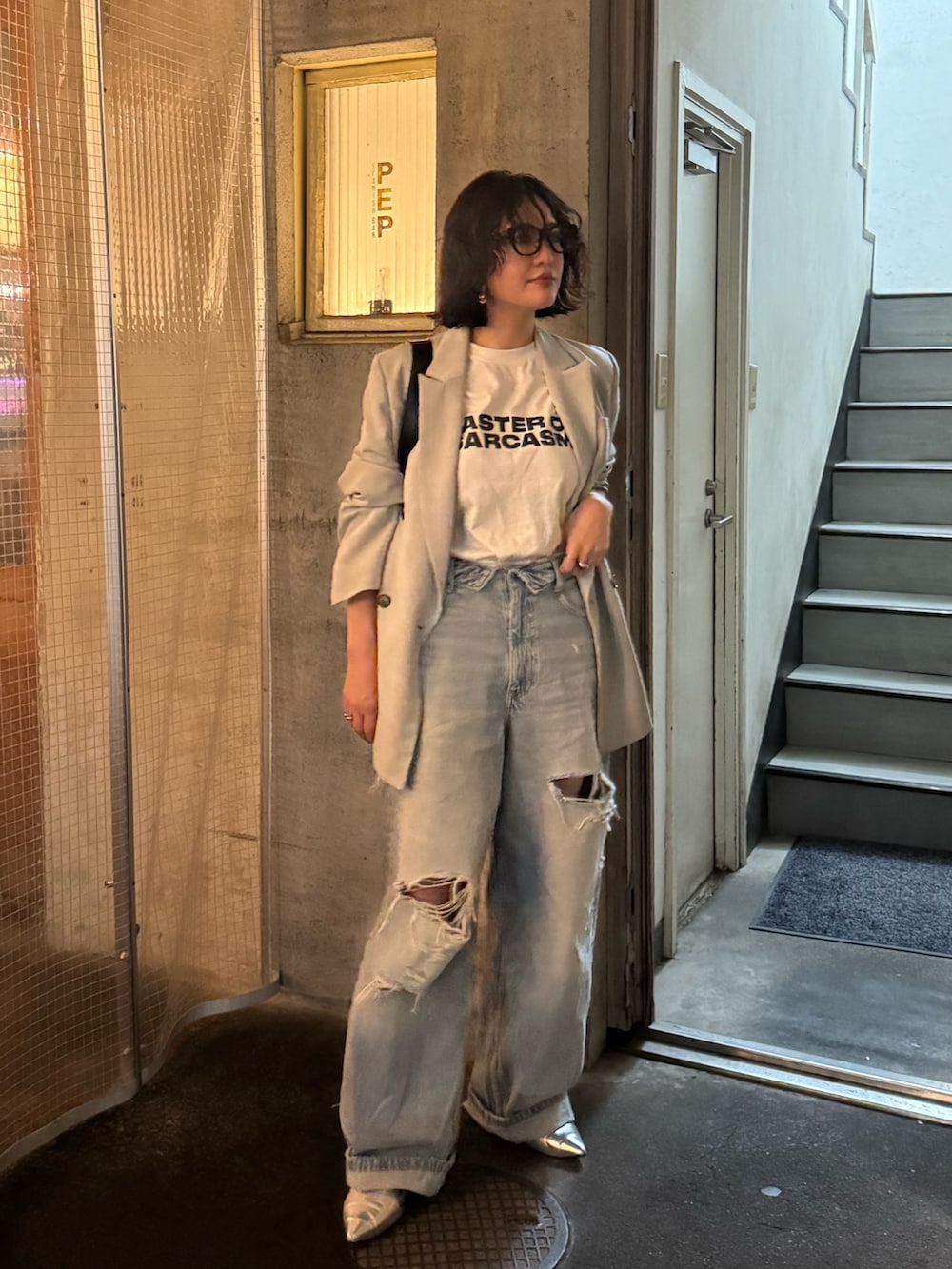 グリーン系のテーラードジャケットを着用したレディースの春コーディネートの4枚目の写真