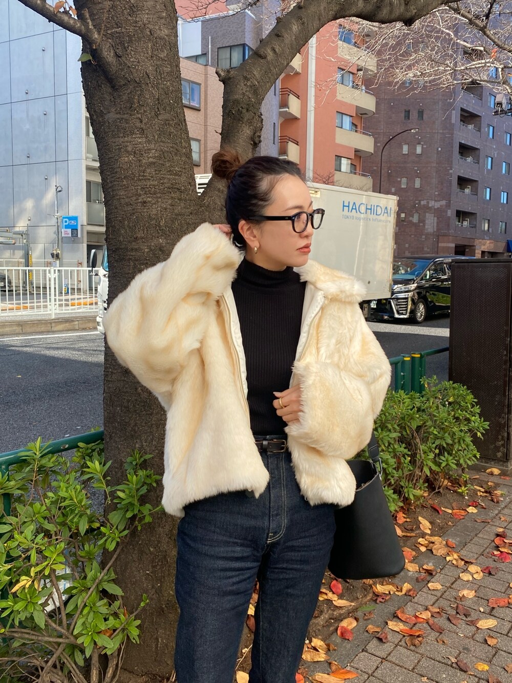 ホワイト系のブルゾン、ブルー系のデニムパンツを着用したレディースの冬コーディネートの6枚目の写真