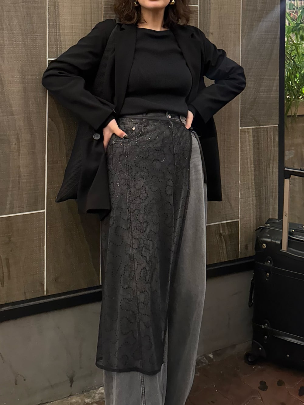 ブラック系のテーラードジャケット、ブラック系のデニムパンツ、ブラック系のストール/ショールを着用したレディースの春コーディネートの5枚目の写真