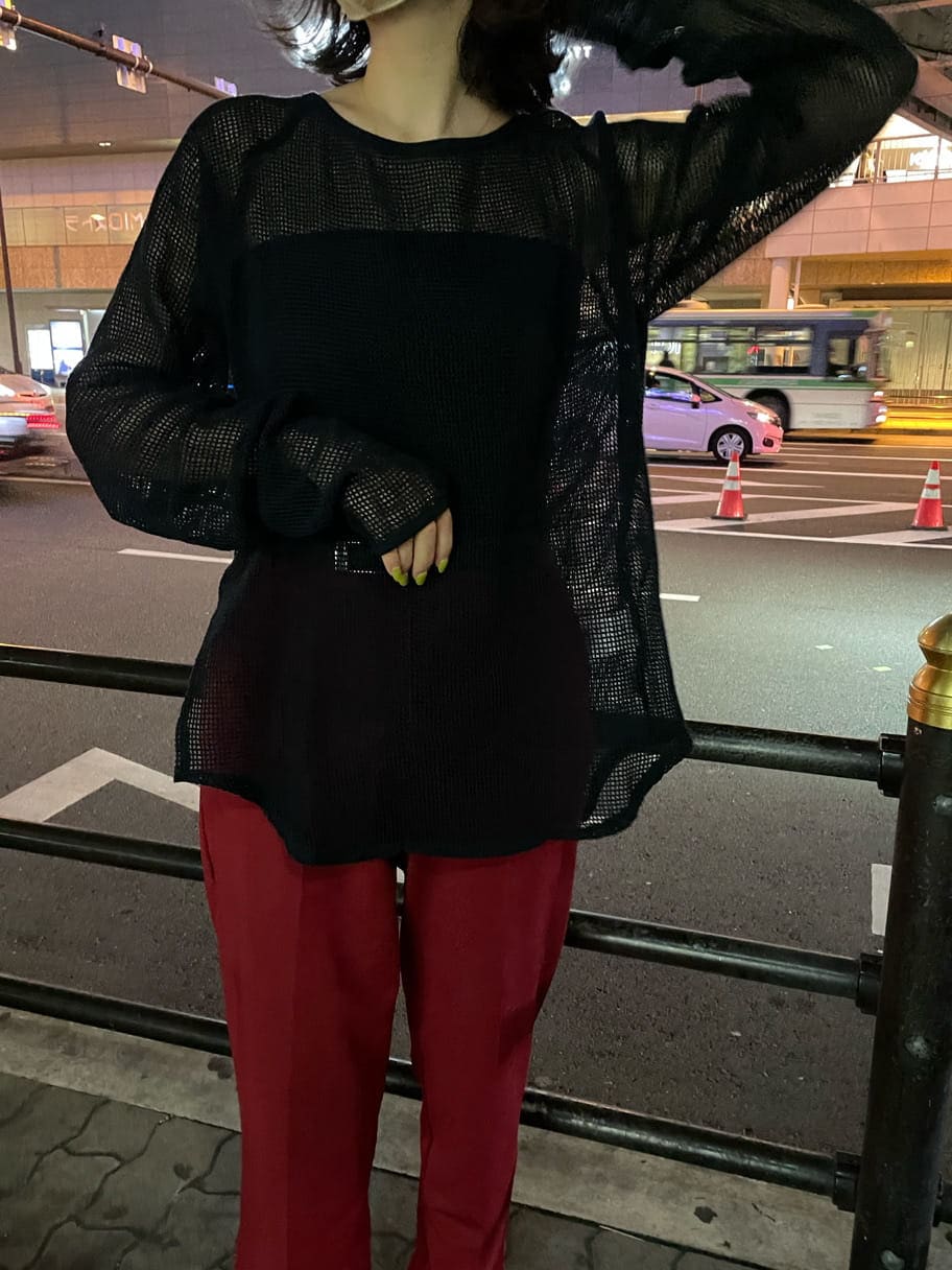 ベージュ系のトレンチコート、ブラック系のTシャツ/カットソー、シルバー系のピアス（両耳用）を着用したレディースの春コーディネートの6枚目の写真