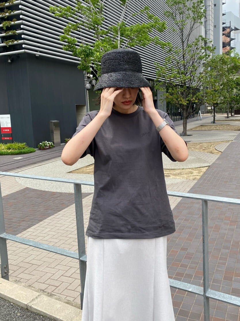 ブラック系のサンダル、ホワイト系のスカート、グレー系のTシャツ/カットソーを着用したレディースの夏コーディネートの3枚目の写真