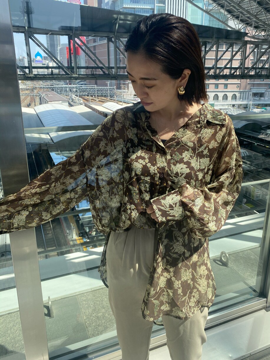 ホワイト系のサンダル、ブラウン系のシャツ/ブラウス、ベージュ系のその他パンツを着用したレディースの春コーディネートの3枚目の写真