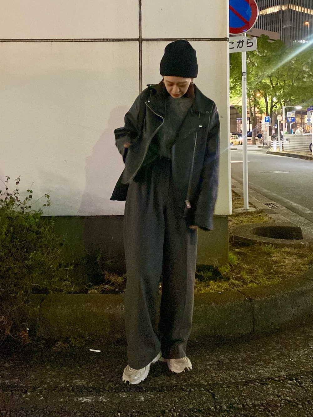 グレー系のスラックス、グレー系のニット/セーターを着用したレディースの冬コーディネートの5枚目の写真