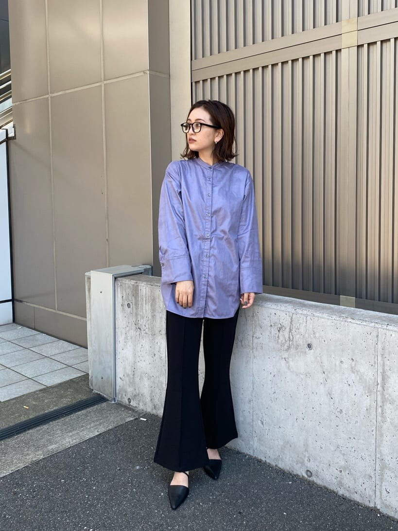 ブラック系のその他パンツ、ブラック系のパンプス、パープル系のシャツ/ブラウスを着用したレディースの秋コーディネートの3枚目の写真