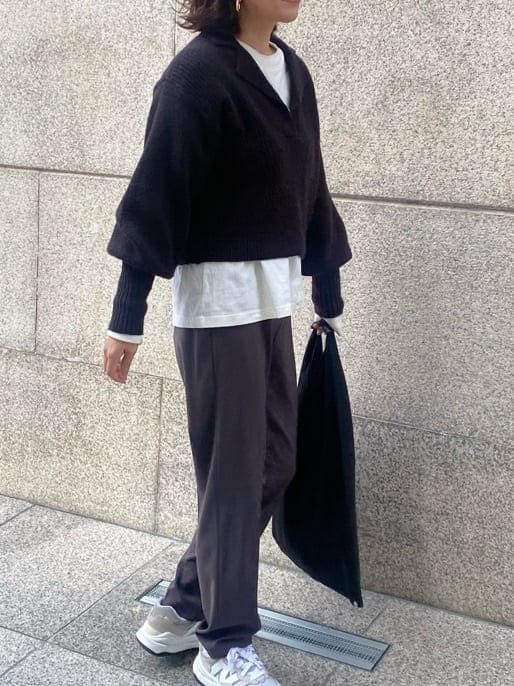 ブラック系のニット/セーターを着用したレディースの冬コーディネートの2枚目の写真