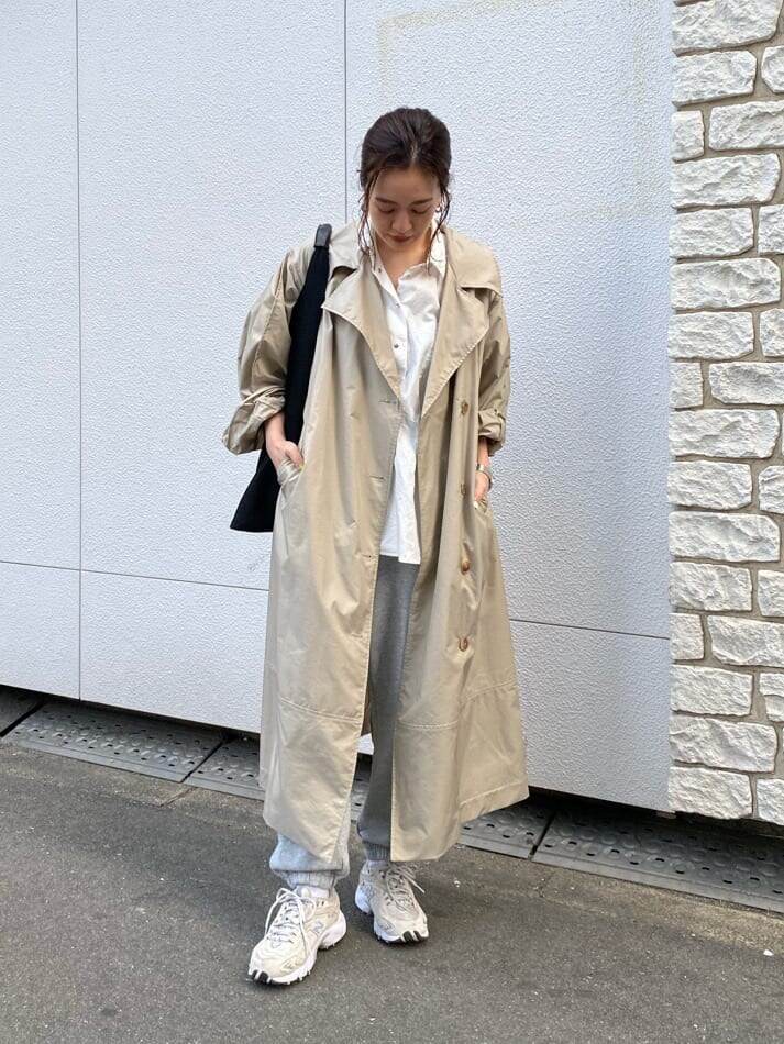 ベージュ系のトレンチコートを着用したレディースの春コーディネートの3枚目の写真