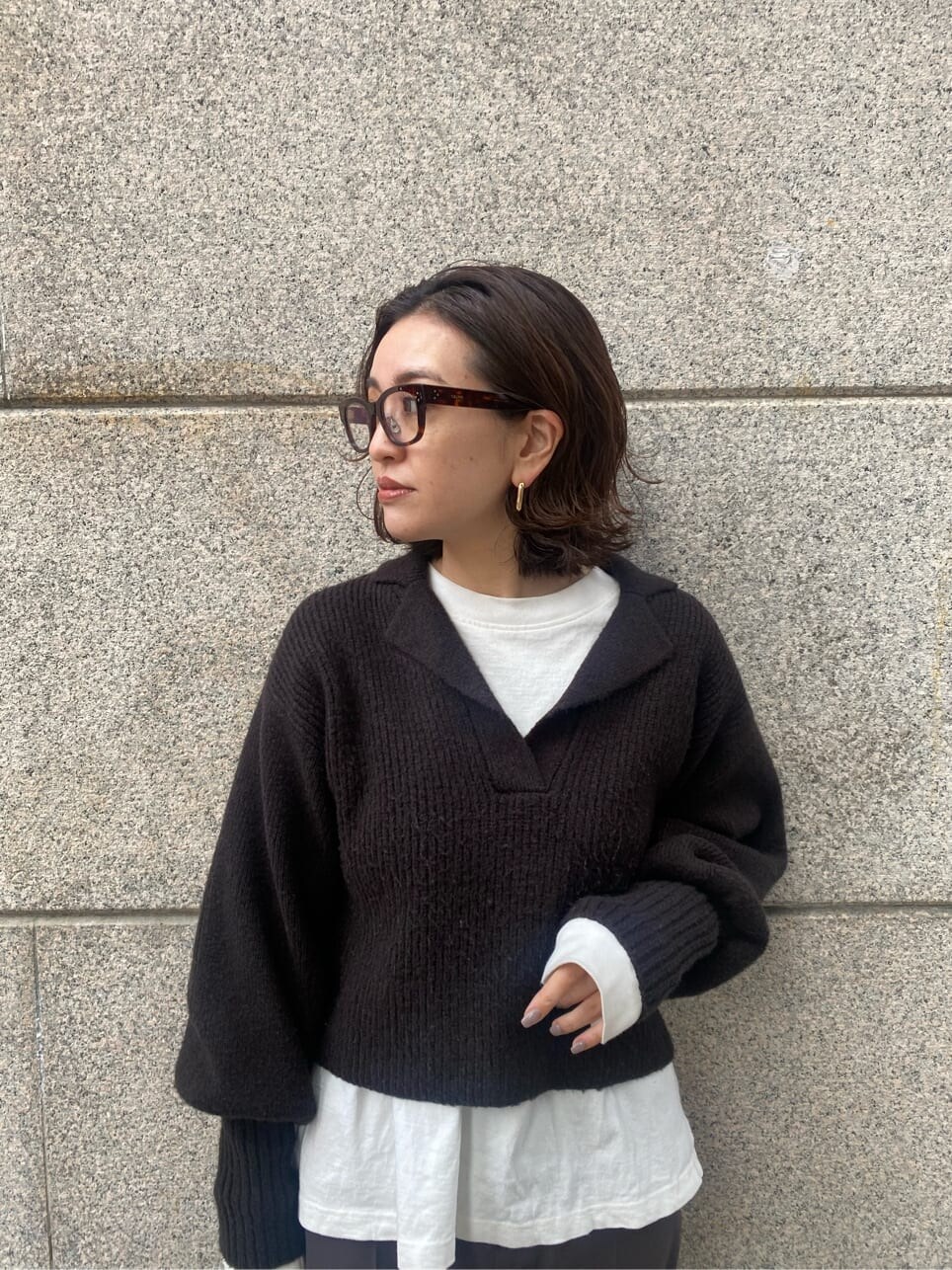 ブラック系のニット/セーターを着用したレディースの冬コーディネートの4枚目の写真