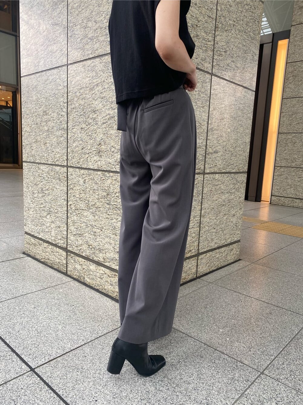 ブラック系のタンクトップ、グレー系のその他パンツを着用したレディースの夏コーディネートの6枚目の写真