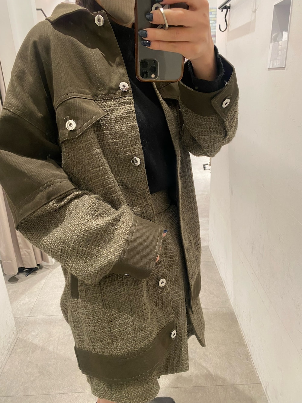 グリーン系のブルゾン、グリーン系のカーゴパンツ、ブラック系のニット/セーターを着用したレディースの冬コーディネートの7枚目の写真