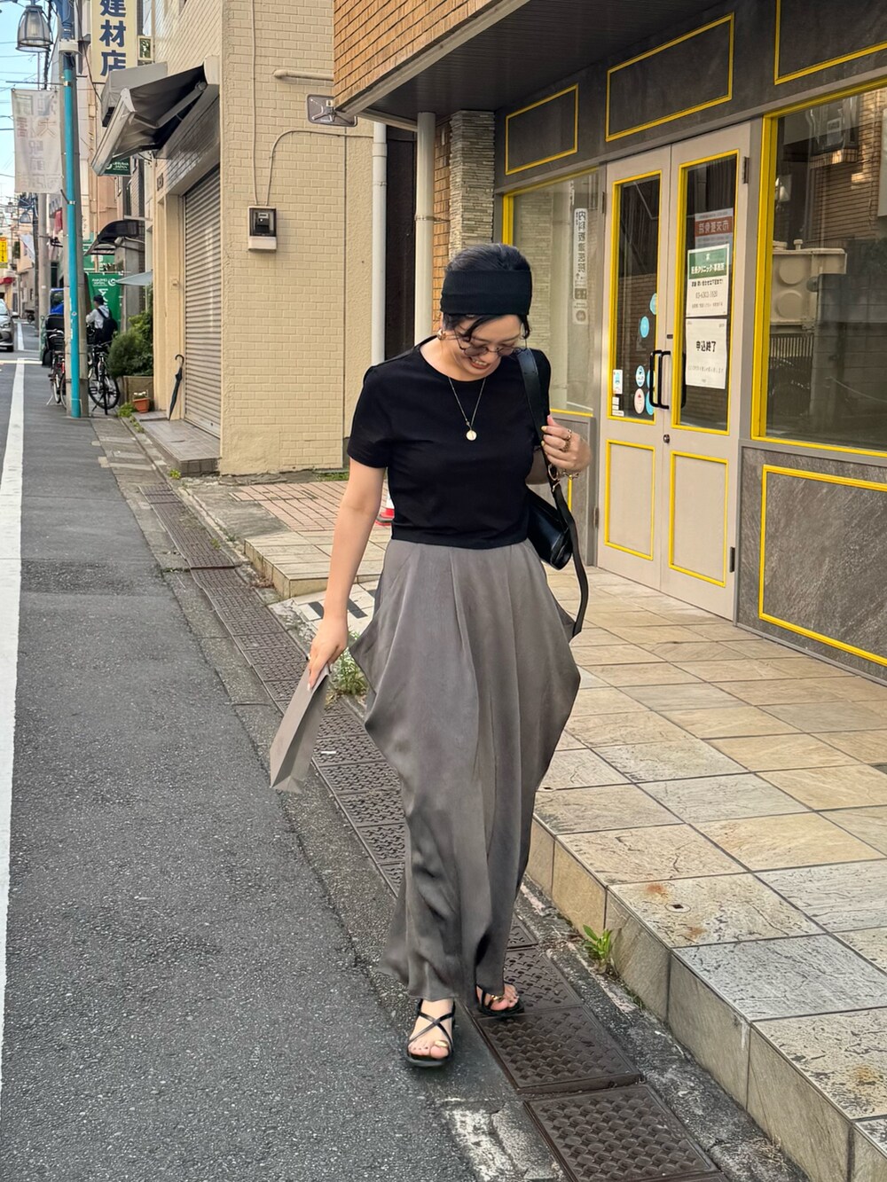 グレー系のスカートを着用したレディースの夏コーディネートの4枚目の写真