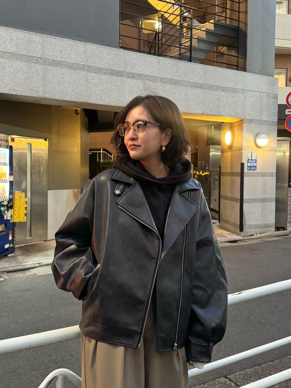 ブラック系のブルゾンを着用したレディースの冬コーディネートの3枚目の写真