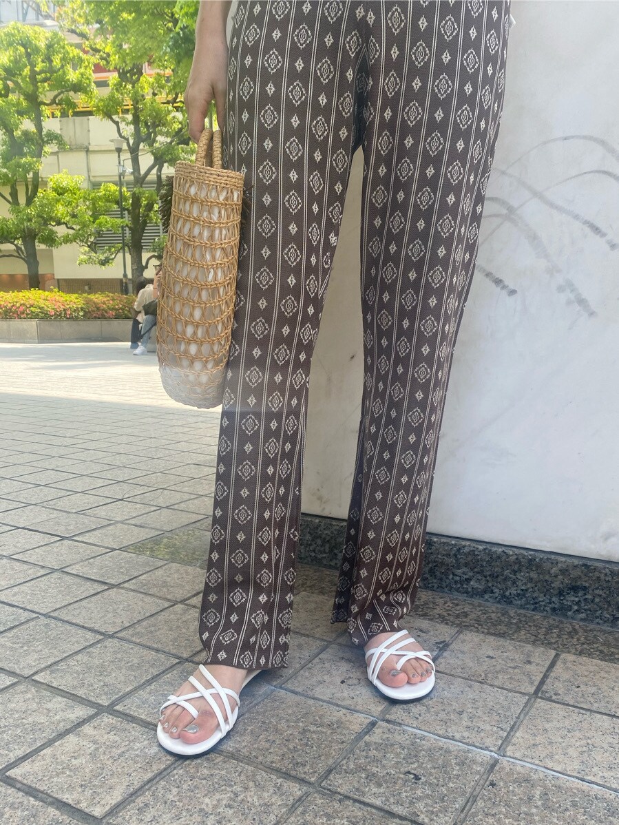 ホワイト系のワンピース、ブラウン系のその他パンツ、ベージュ系のかごバッグを着用したレディースの春コーディネートの4枚目の写真