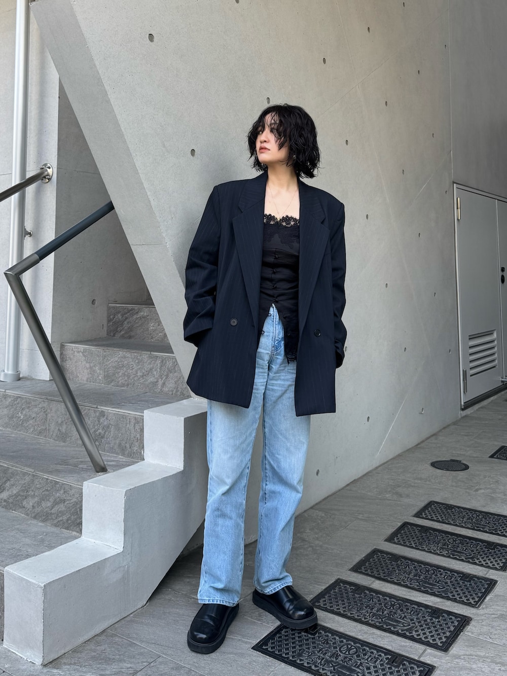 ブラック系のキャミソールを着用したレディースの春コーディネートの3枚目の写真