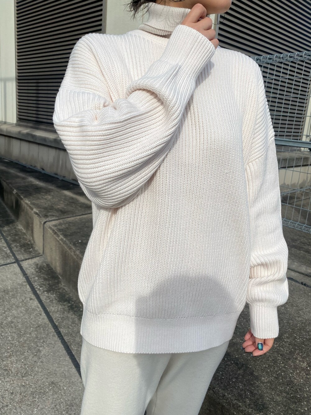 ホワイト系のニット/セーター、ホワイト系のニット/セーターを着用したレディースの冬コーディネートの6枚目の写真